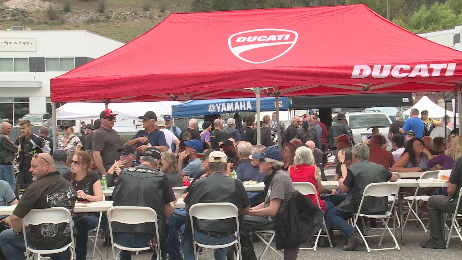 Стотици мотоциклети преминаха през Оканаган днес за ежегодното Ride for