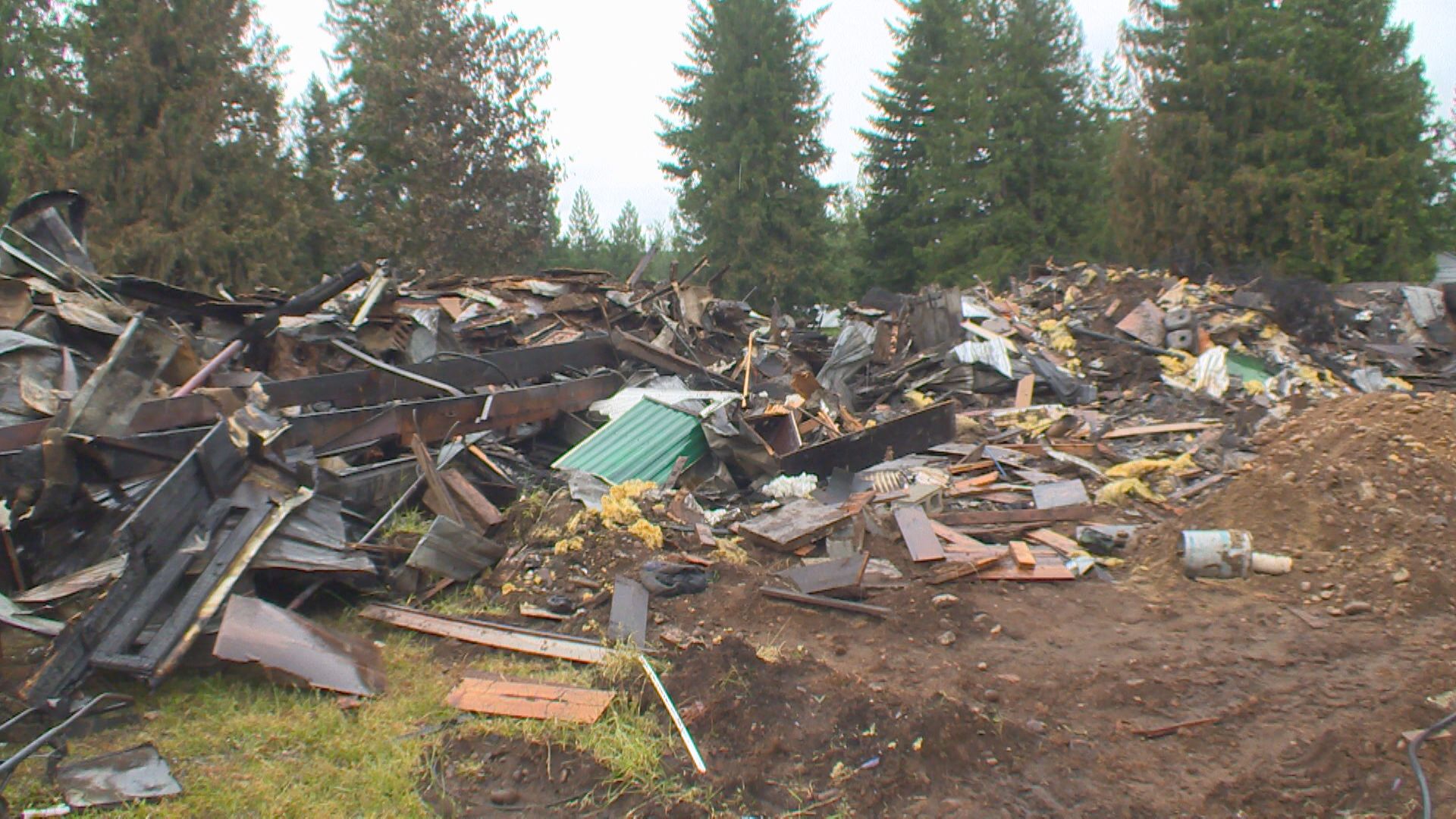 Пожарните екипи в Shuwap продължават да разследват какво е причинило