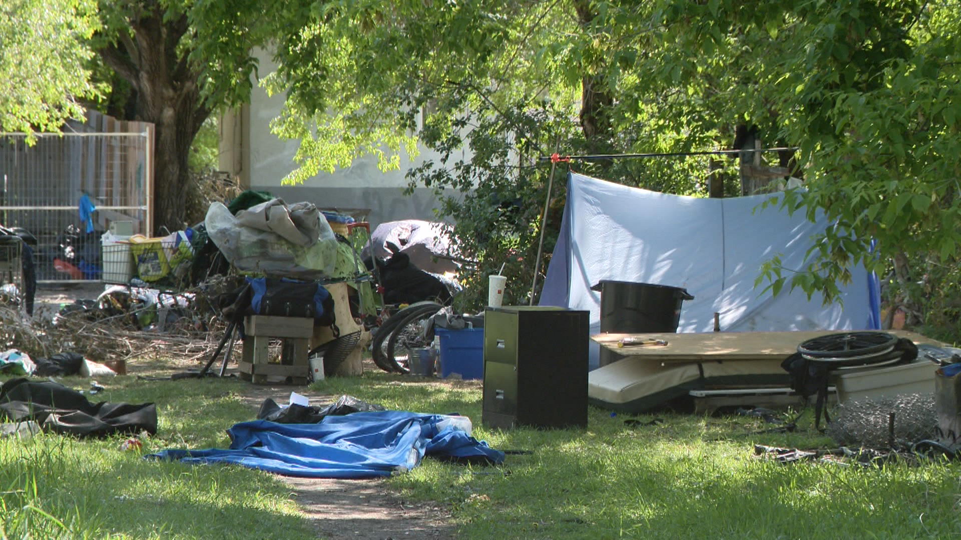 Два лагера за бездомни наскоро бяха разчистени от квартал в