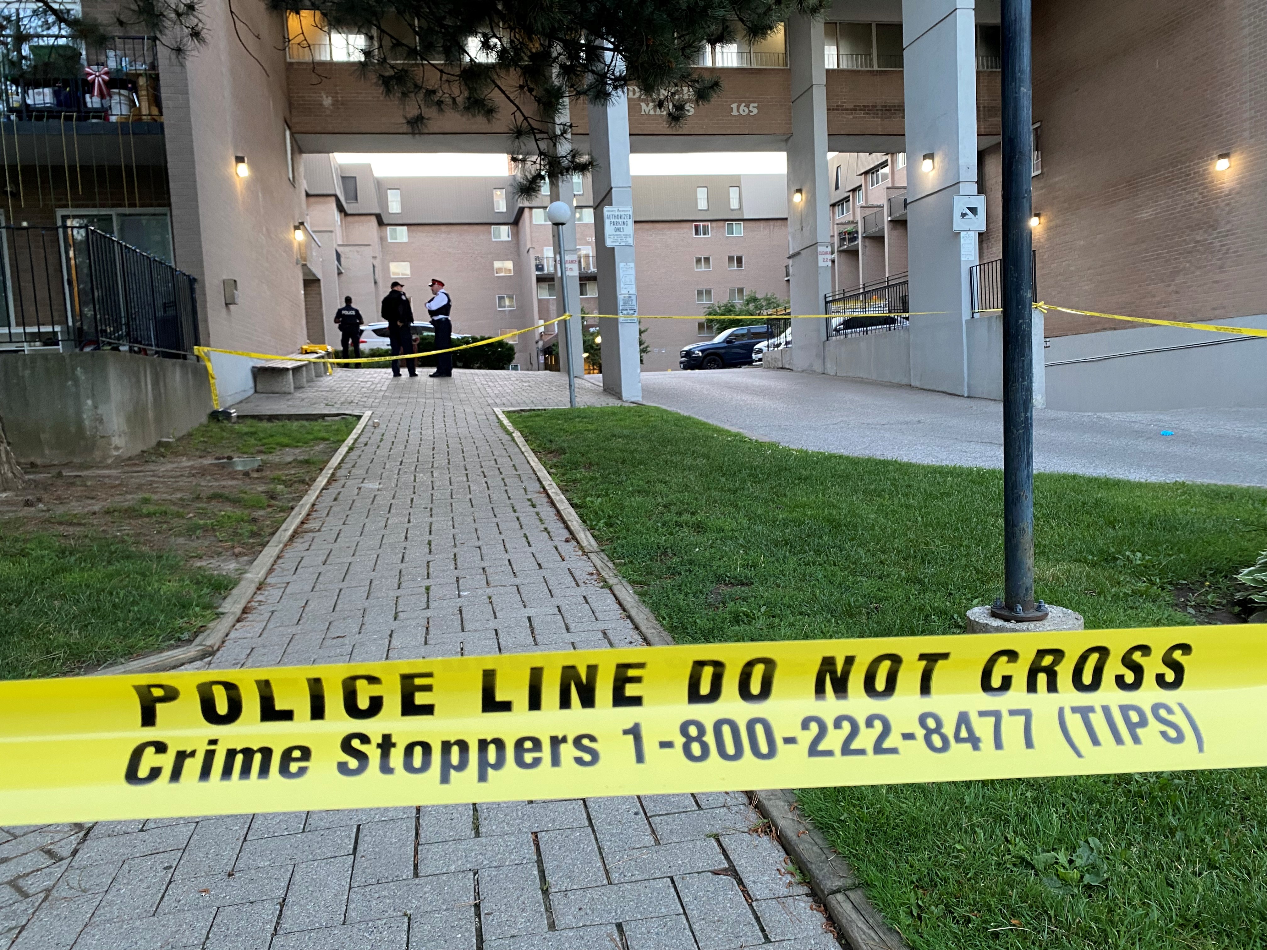 Полицията в Торонто съобщи че 23 годишен мъж е починал след