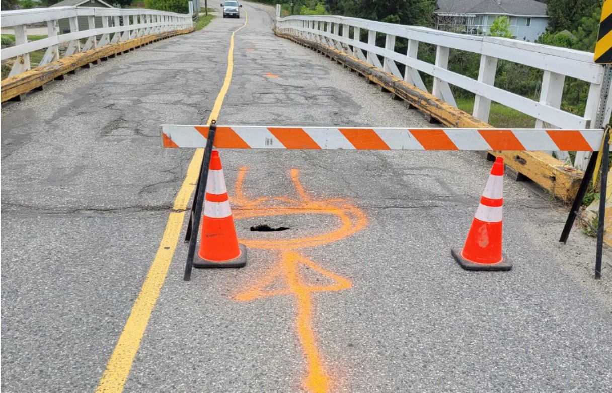 На мост в района на Spallumcheen се появи малка дупка