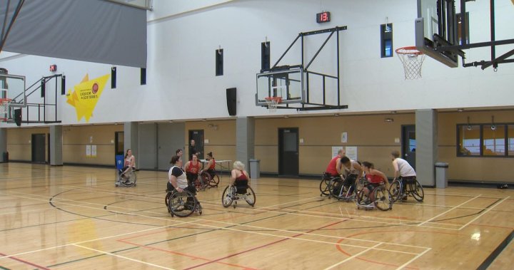 Състезател по баскетбол в инвалидни колички от Уинипег, треньорът се подготвя за Параолимпийските игри