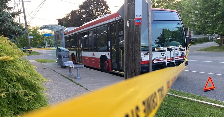 Двама тийнейджъри, арестувани при намушкване с нож в транзитен автобус на Торонто: полиция