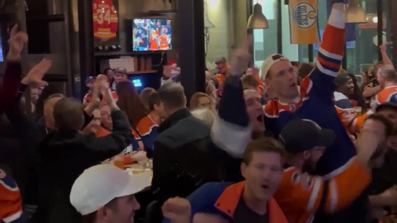 Много хотелиерски предприятия в Калгари празнуват напредването на Едмънтън Ойлърс