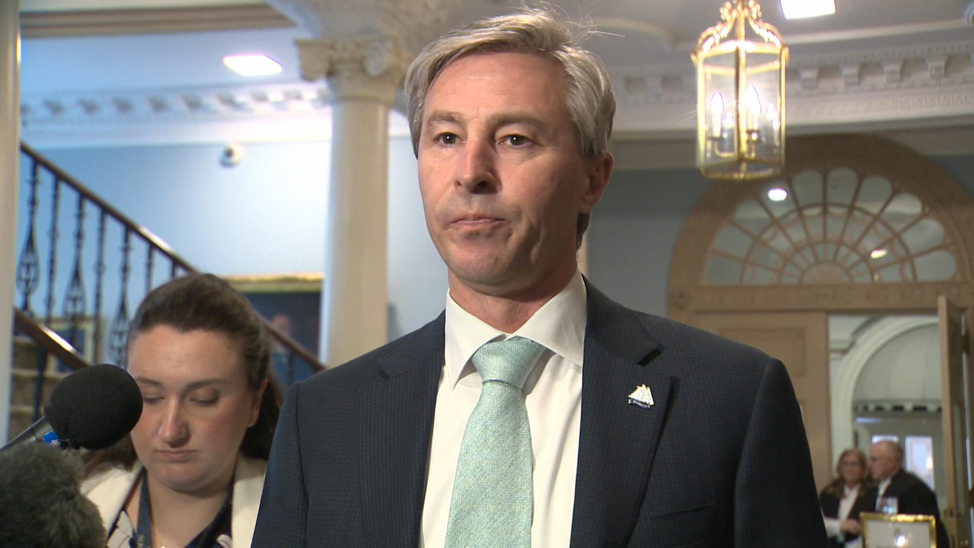 Един политолог в Нова Скотия следи отблизо поредица от политически