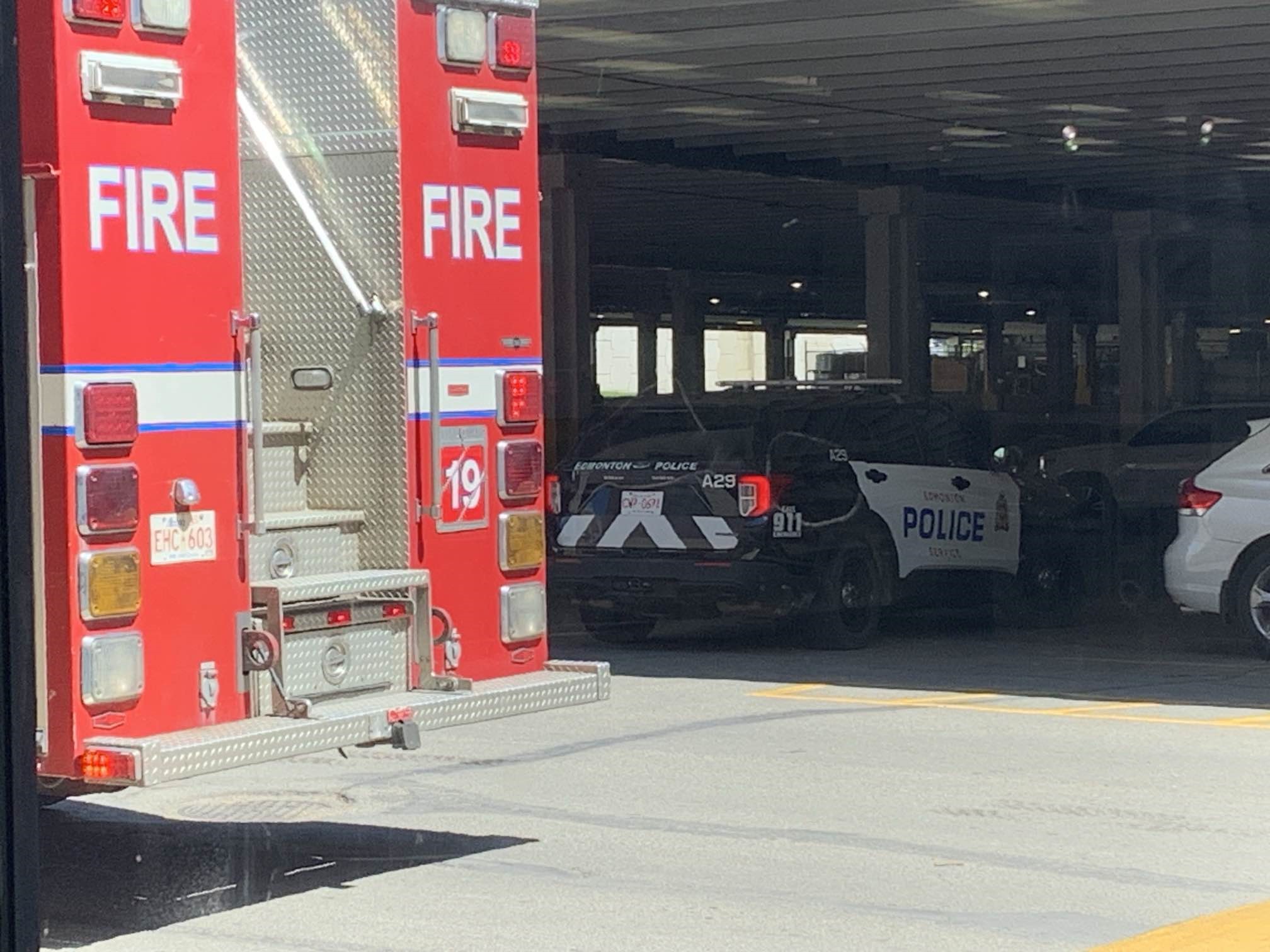 Спешни екипи реагираха на пожар на превозно средство на паркада