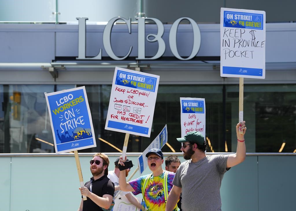 LCBO strike: Union ramps up pressure with no talks planned to get deal