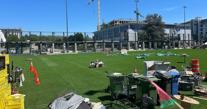 Пропалестински протестен лагер който окупираше спортно игрище в кампуса на