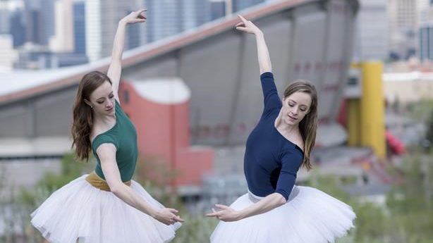 Решението на близначките Дженифър и Александра Гибсън да свалят обувките