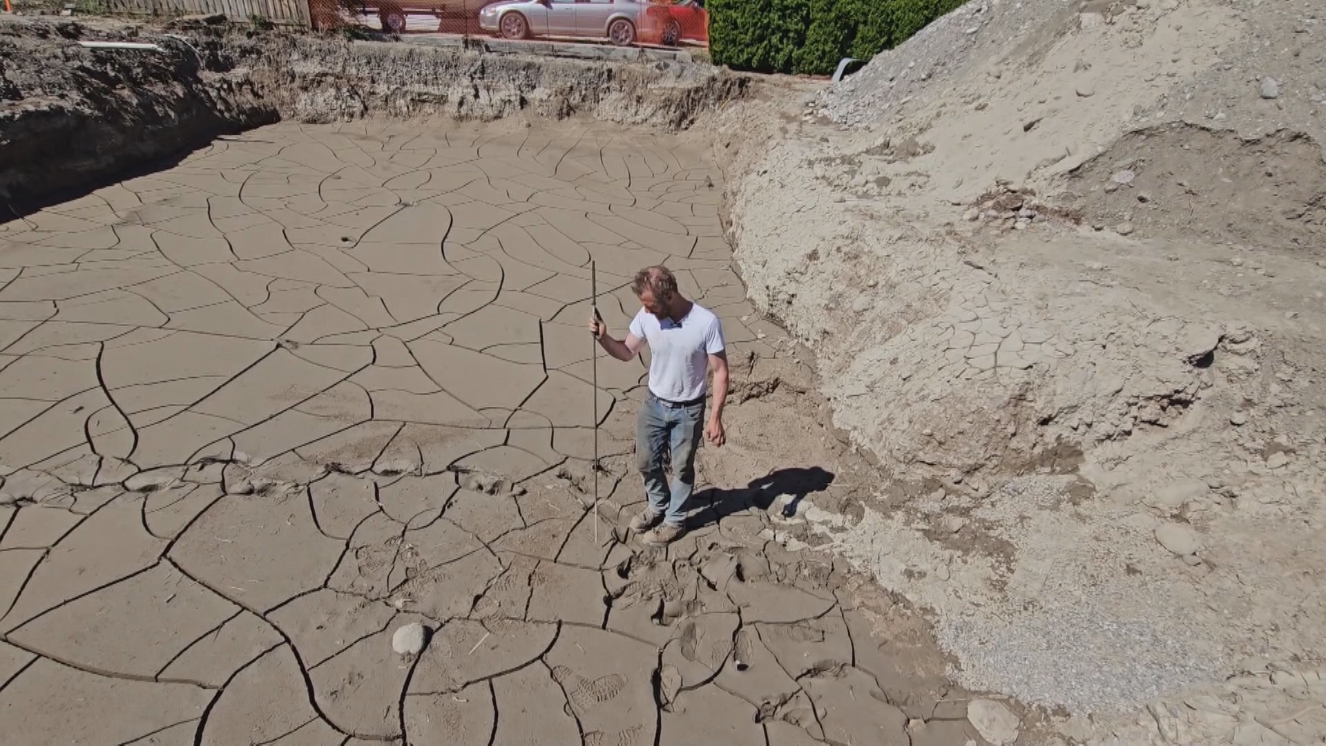 Някои жители на B C общност засегната от разрушителни внезапни наводнения