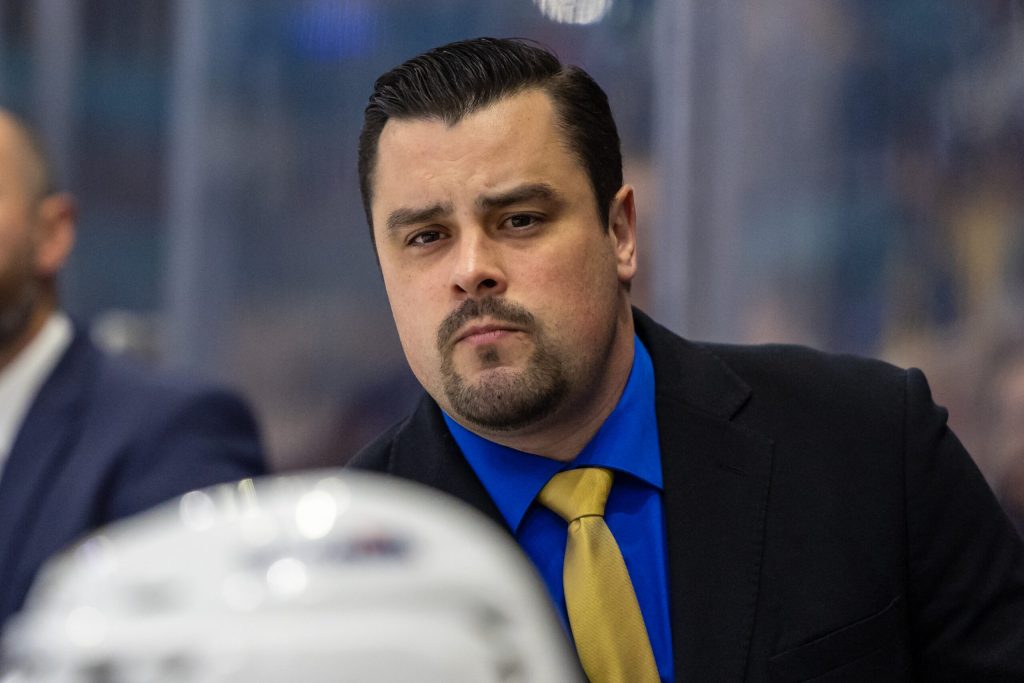 Старши треньорът на Блейдс Бренан Соне се насочва към Американската