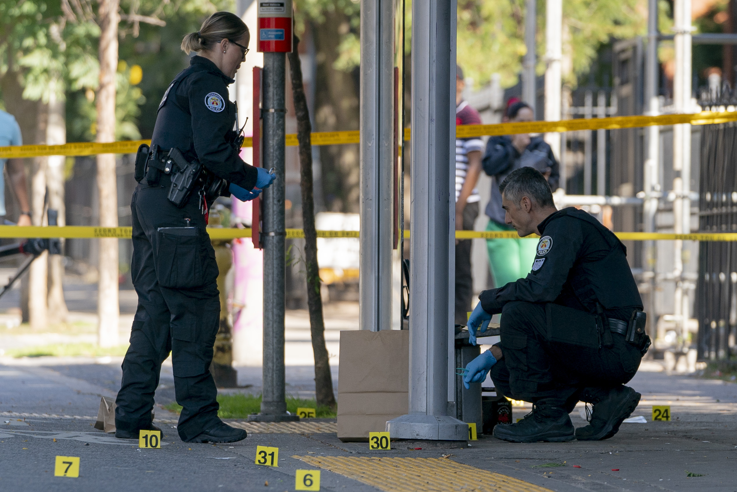 Докато детективите се впускаха в детайлите на безсмислена стрелба на