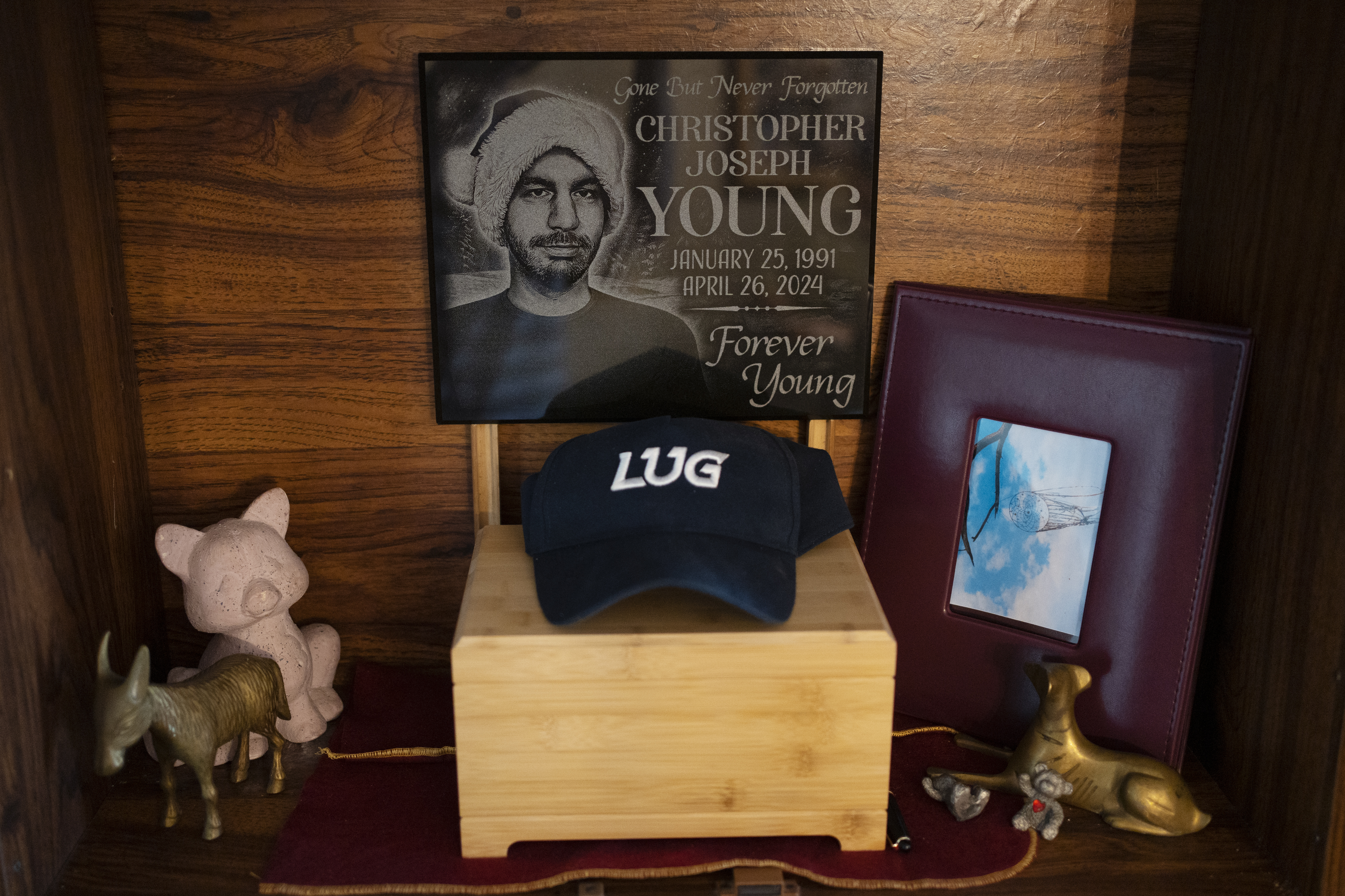 Мемориална плоча с лазерно гравирано изображение на Кристофър Йънг носещ