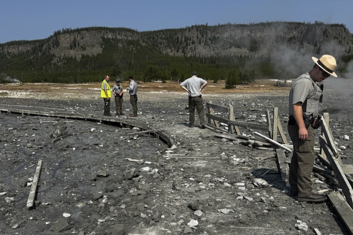 Yellowstone hydrothermal explosion sends tourists running from smoke