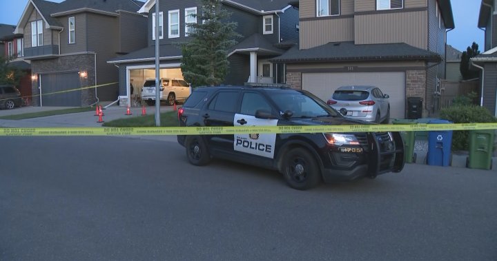 Een man is in het ziekenhuis opgenomen nadat hij werd neergeschoten op de oprit van een huis in het noordwesten van Calgary