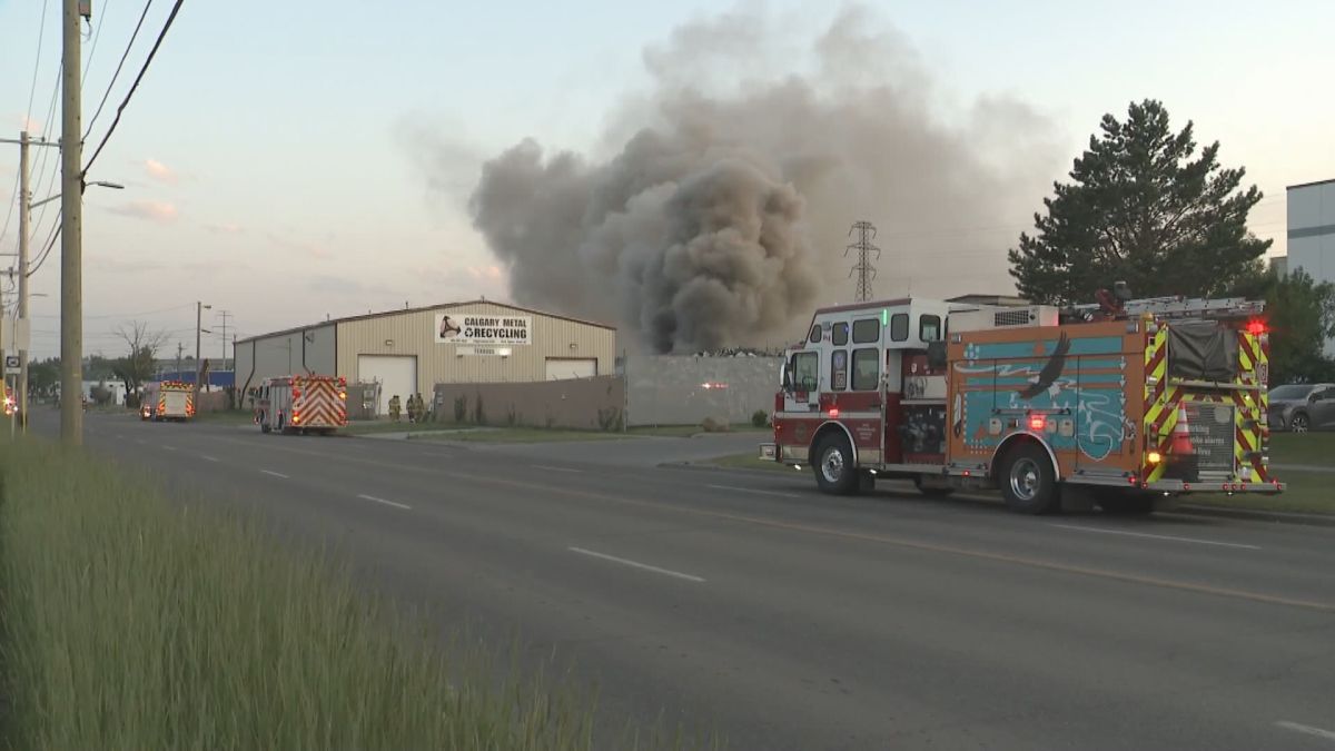 Деветнадесет противопожарни апарата и 44 членове на противопожарната служба в