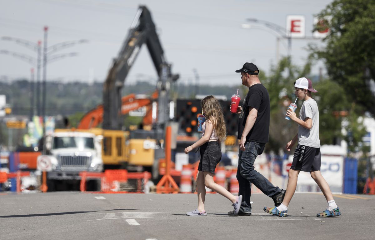 Calgary water crisis: City closer to ending outdoor water ban, says tests of new pipe going well