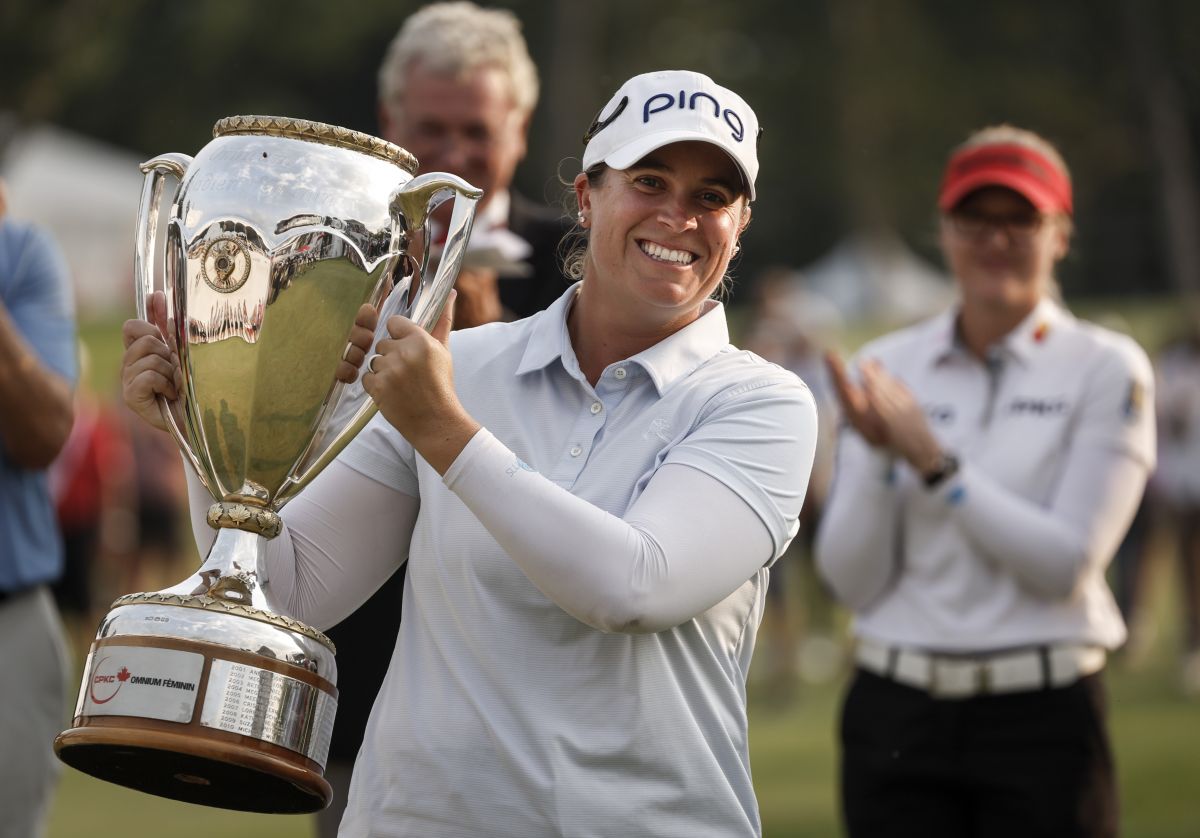 Lauren Coughlin, of the United States, hoists the trophy after winning the the LPGA Canadian Women's Open golf tournament in Calgary, Alta., Sunday, July 28, 2024.