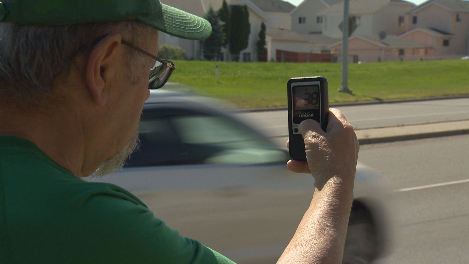 Хенри Михалски използва собствения си радар за да наблюдава шофьорите