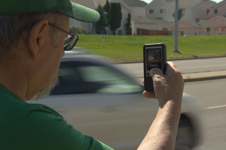Calgary man uses own radar to show police drivers are speeding in his neighbourhood