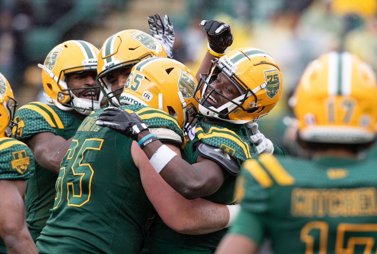 B C Куотърбекът на Лъвовете Върнън Адамс младши защитният защитник на