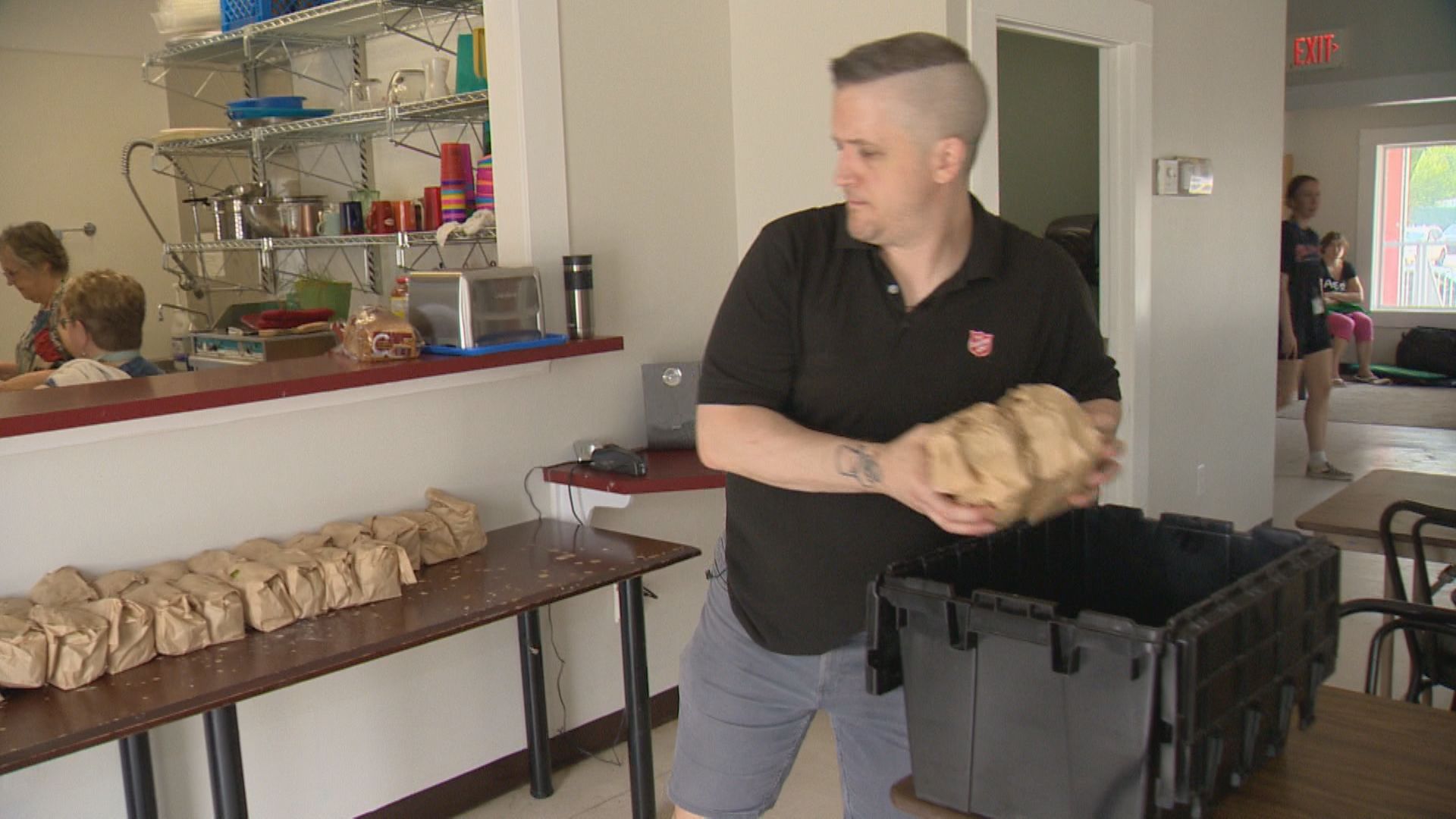 За да помогнат на жители в нужда различни обществени организации