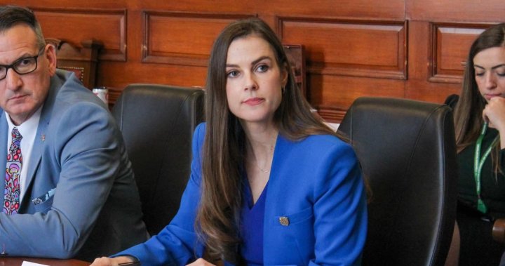 Министър от кабинета на Онтарио се извини и казва че