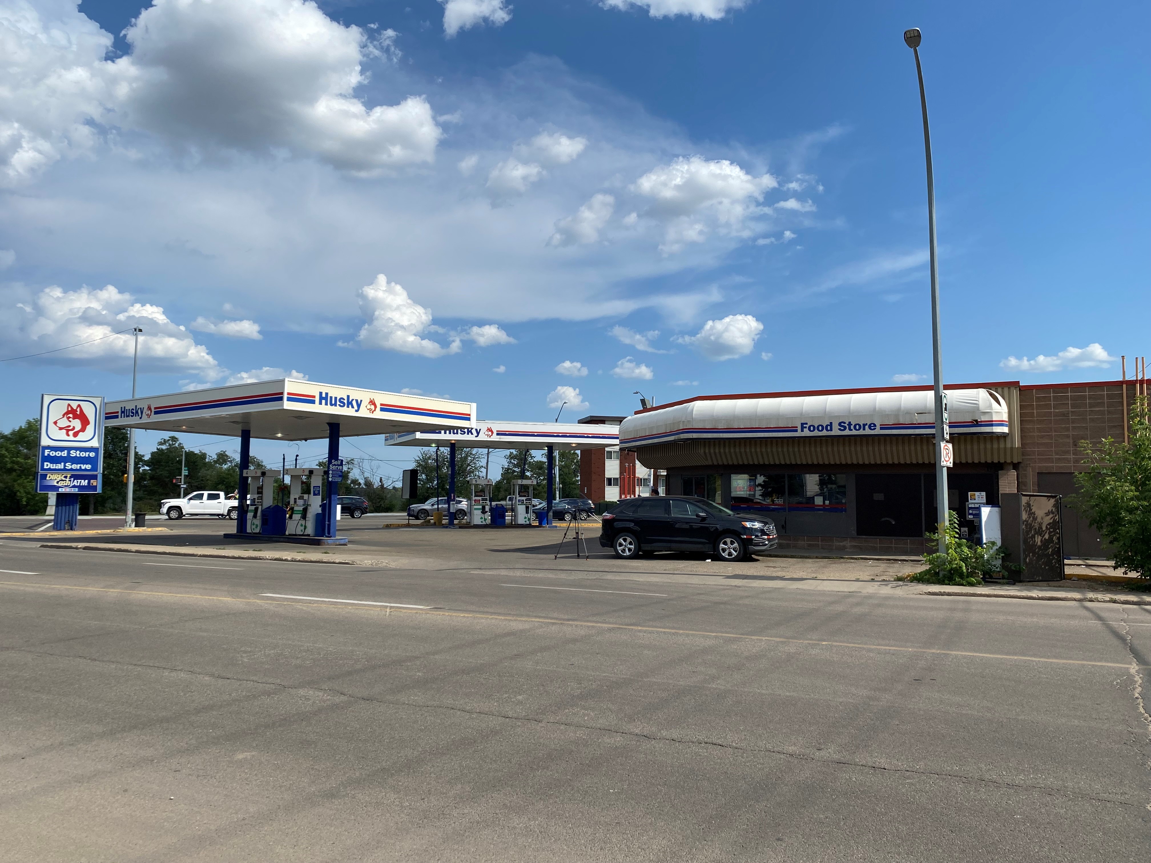 Мъж беше жестоко и произволно нападнат на бензиностанция източно от