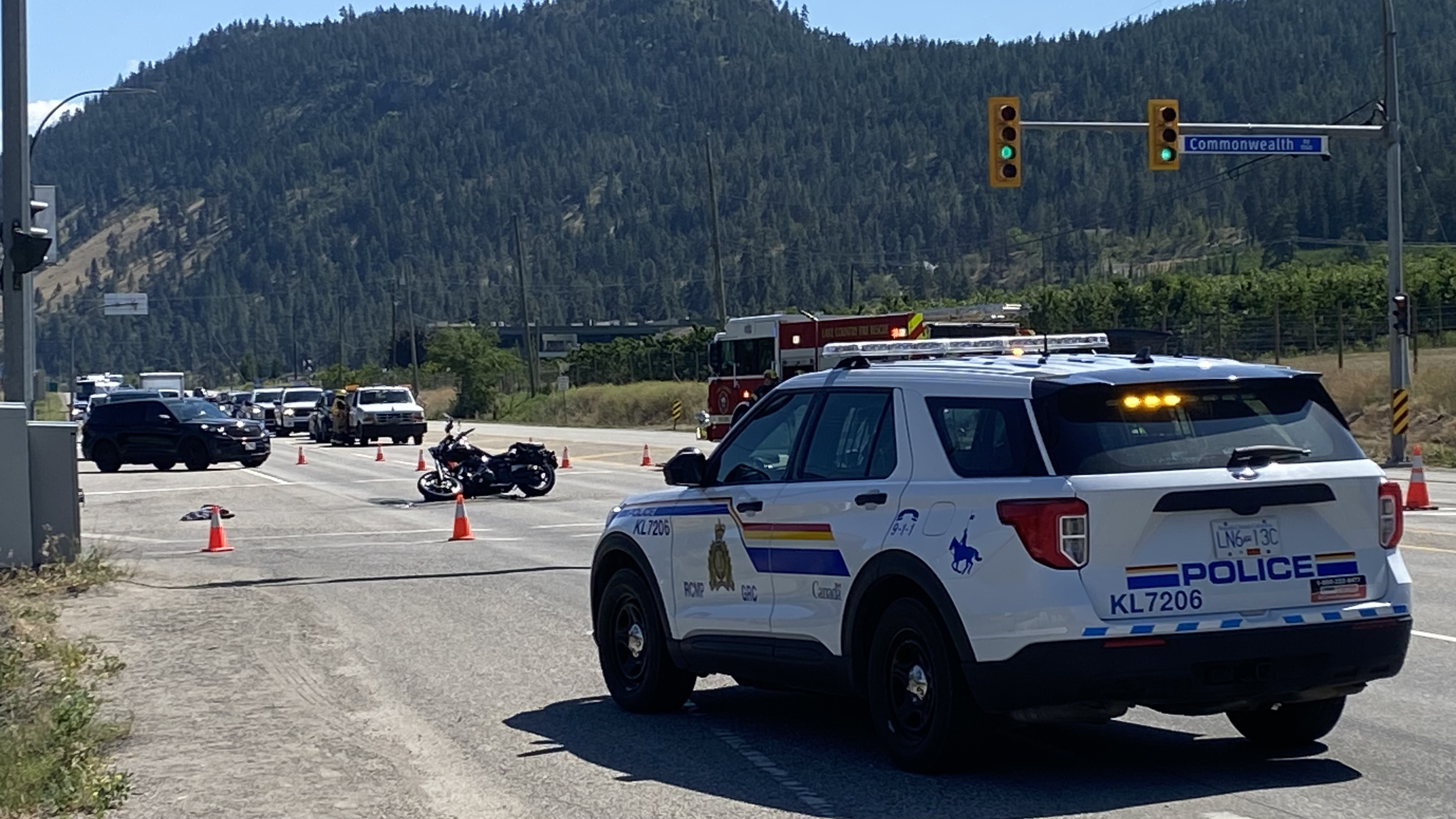 Магистрала 97 и Commonwealth Road бяха затворени след катастрофа с