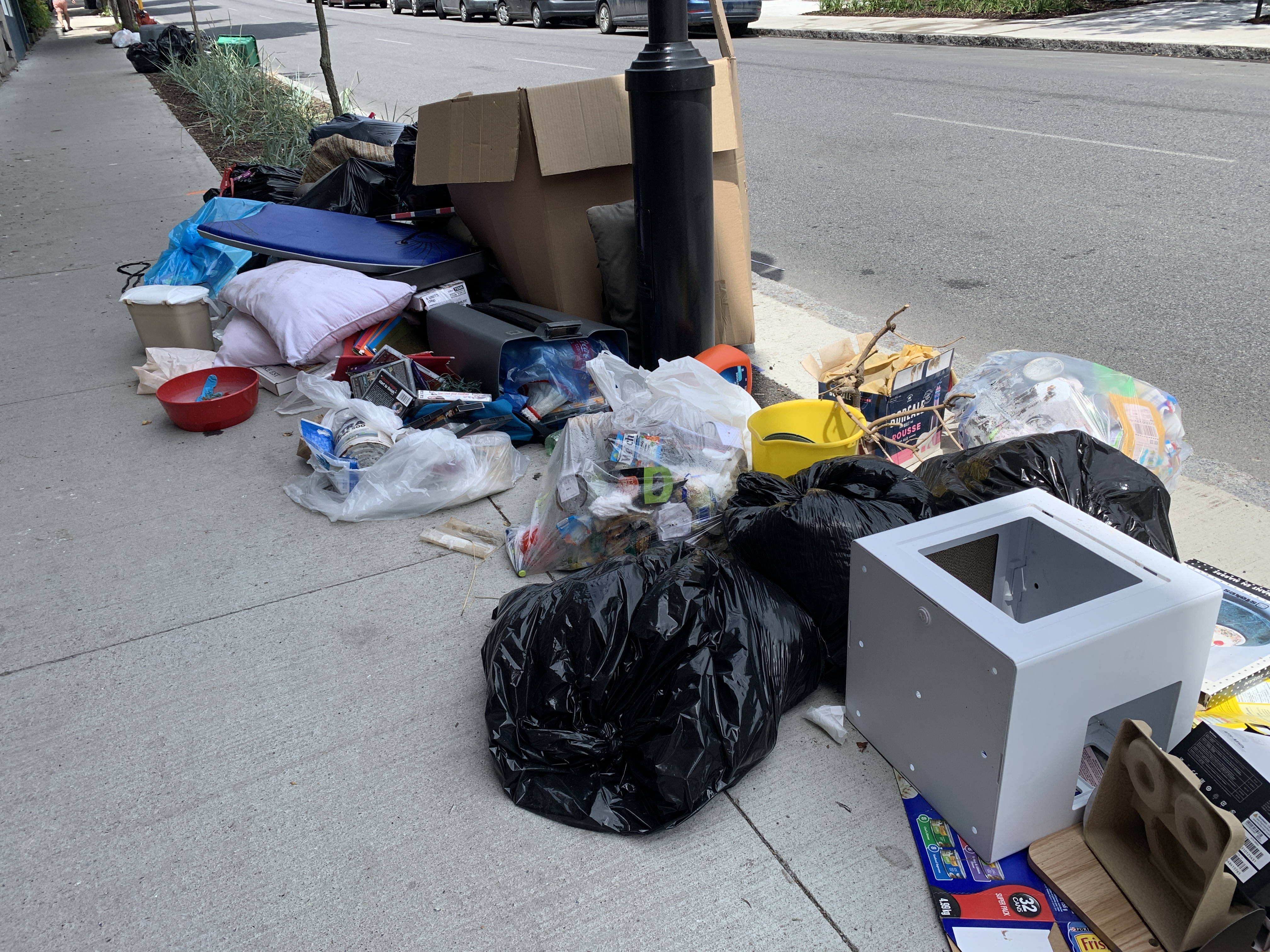 Montreal’s post-moving day cleanup well underway, expected to last 2 weeks