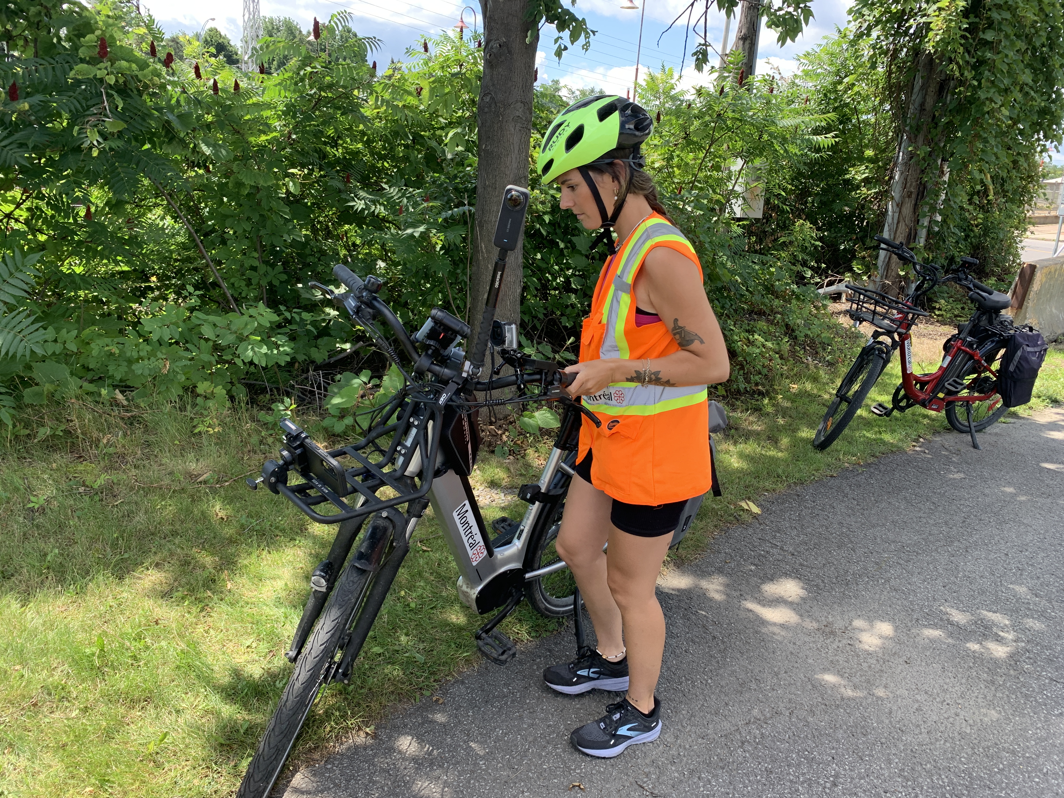 Километър по километър Ариан Гарон кара велосипед през острова Но нейните