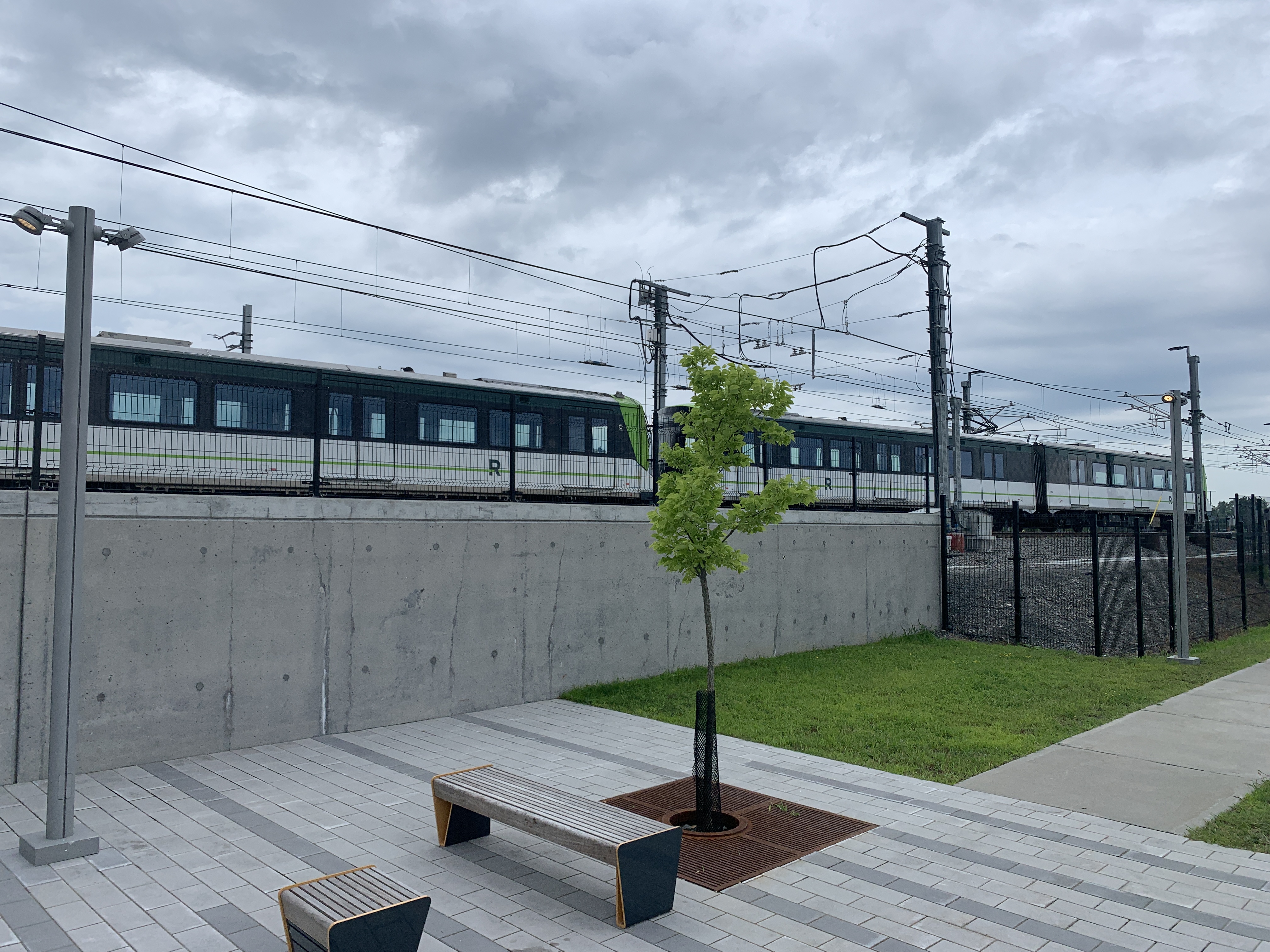 Изцяло електрическата и напълно автоматизирана влакова услуга REM празнува своята