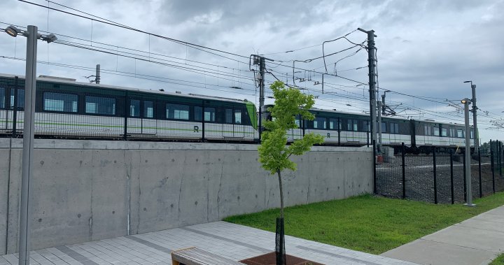 Изцяло електрическата и напълно автоматизирана влакова услуга REM празнува своята