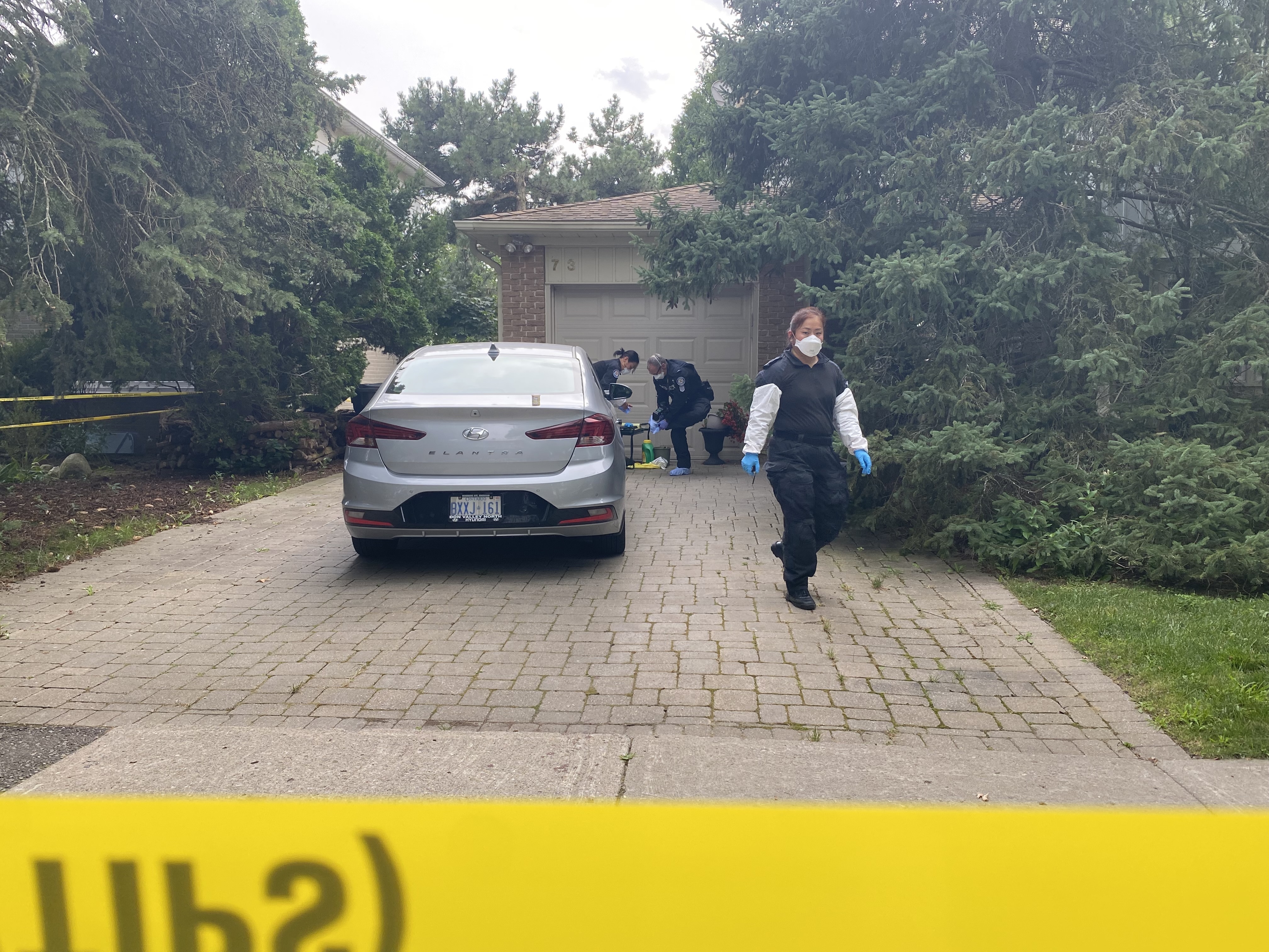 Хората живеещи на тиха улица с дървета близо до Don