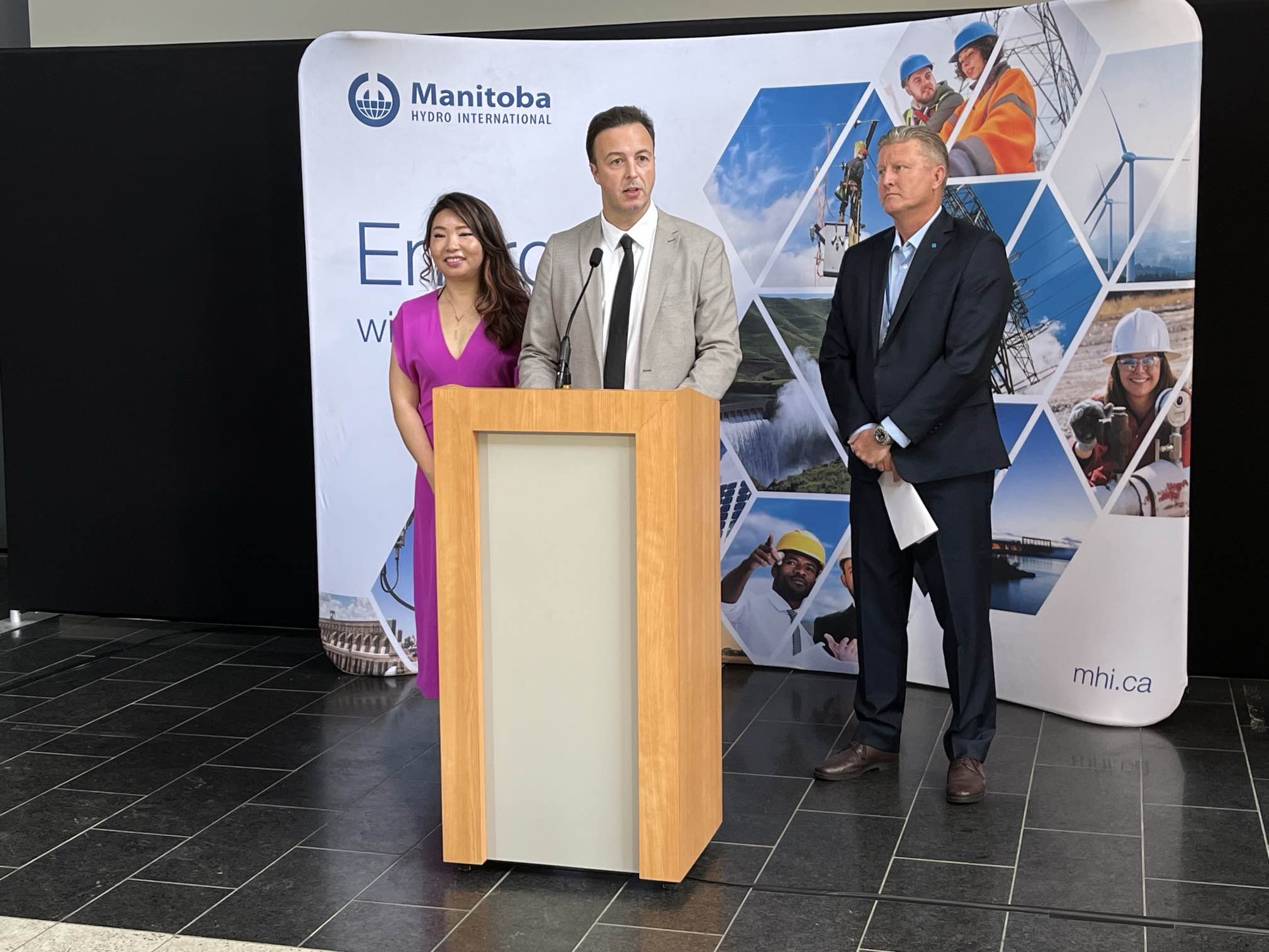 Провинцията казва че Manitoba Hydro връща своя международен консултантски бизнес