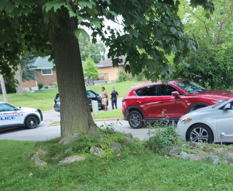 Адам Карам Бентън беше в задния двор на къщата си на