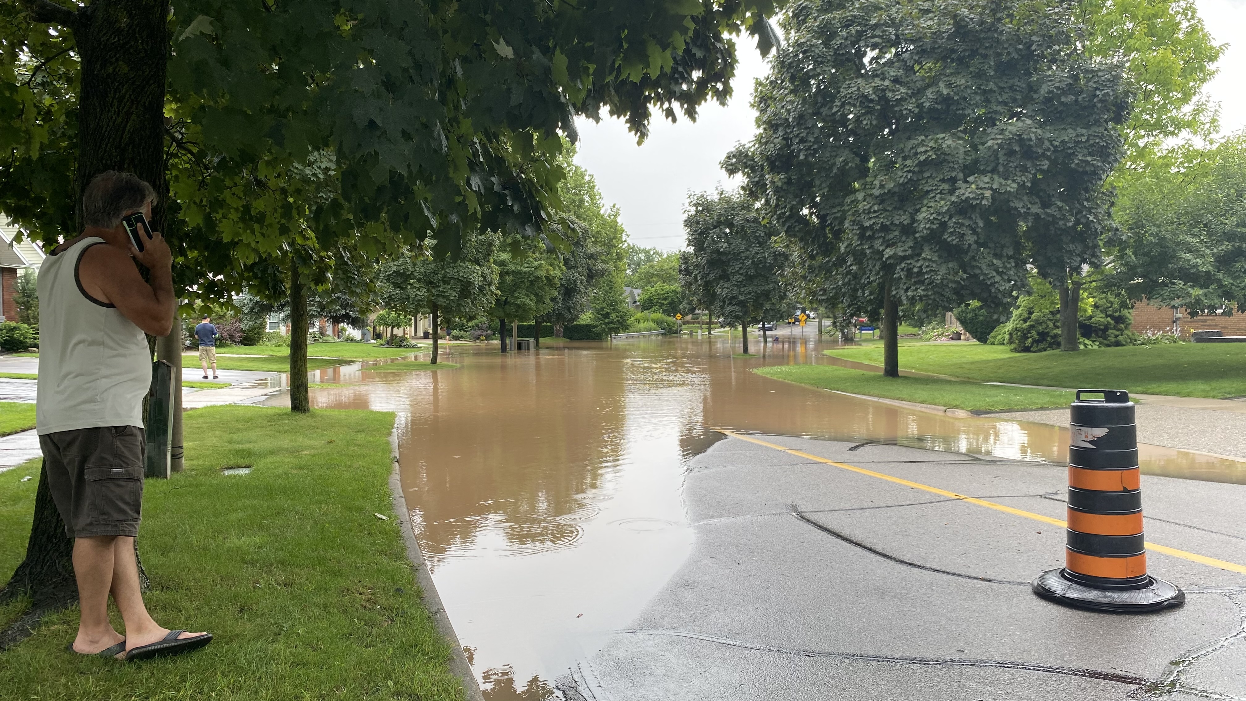 Голямо наводнение създаде хаос за около дузина жители в един