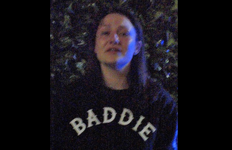 След продължително забавяне и заповед за ареста й жена от