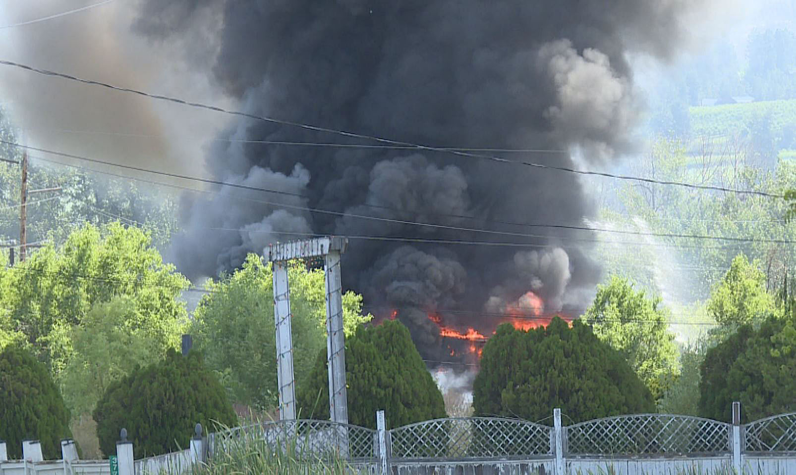 Пожар който изпрати огромна струя черен дим в небето на
