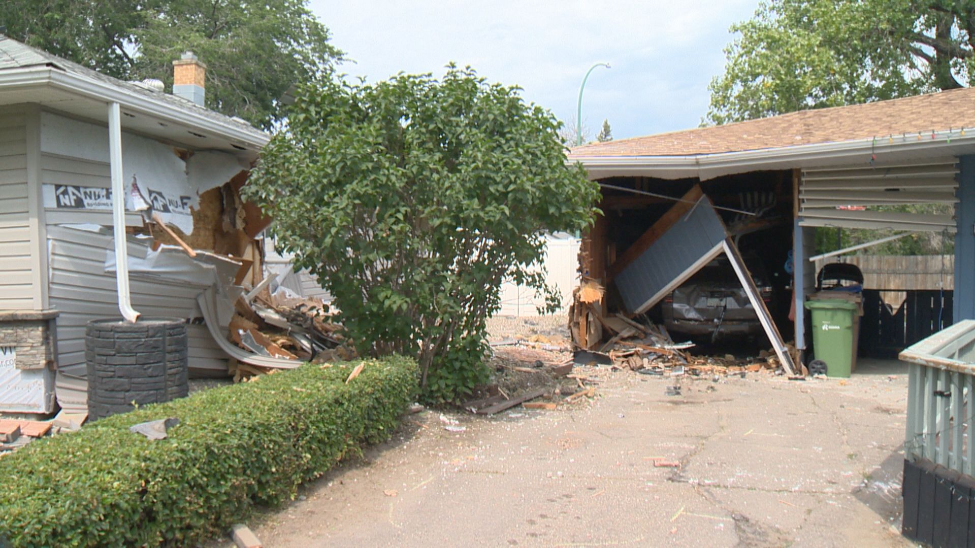Един човек беше хоспитализиран с леки наранявания след катастрофа на