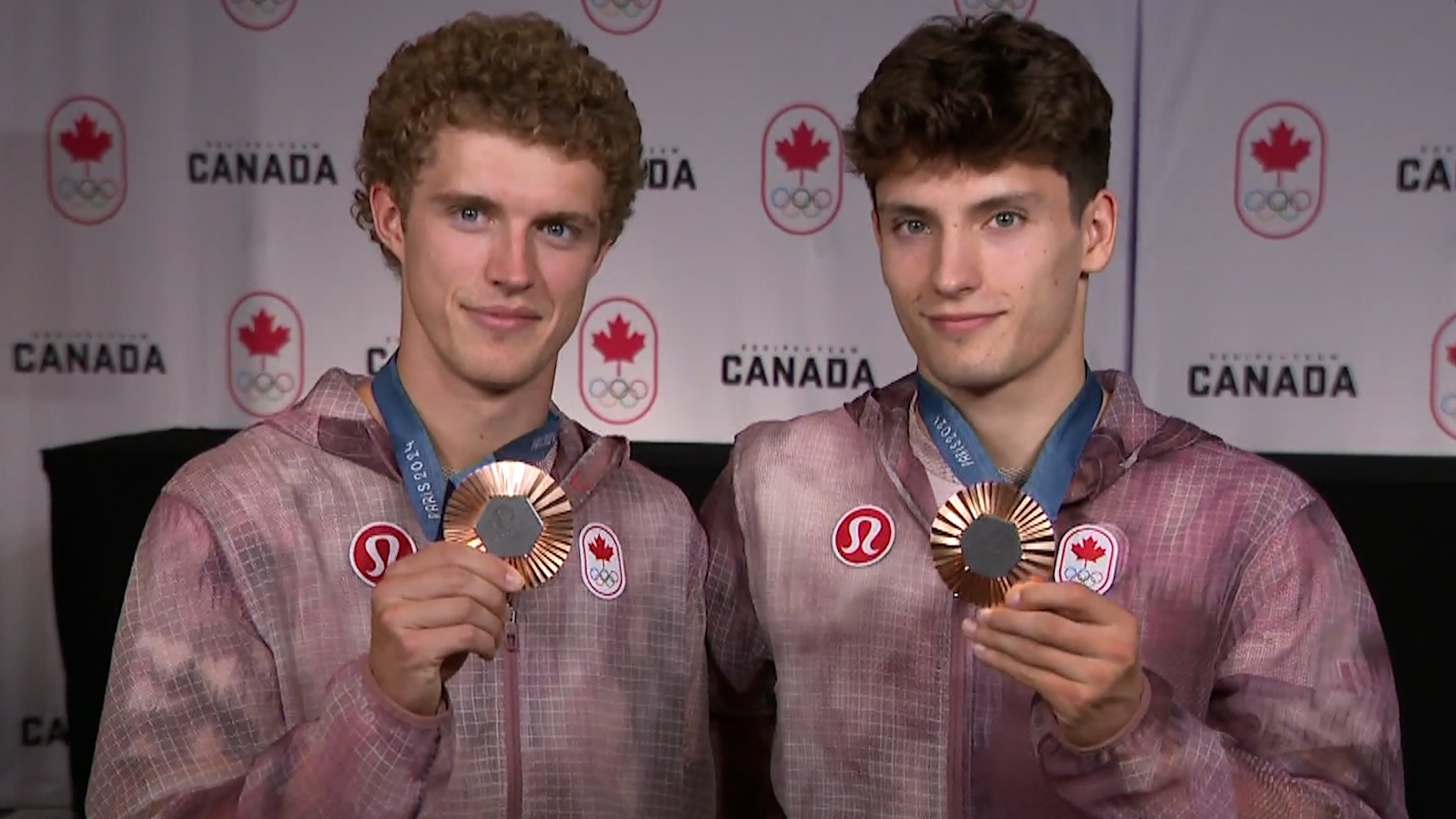 ПАРИЖ – Канадските гмуркачи Нейтън Зомбор Мъри и Райлън Виенс спечелиха