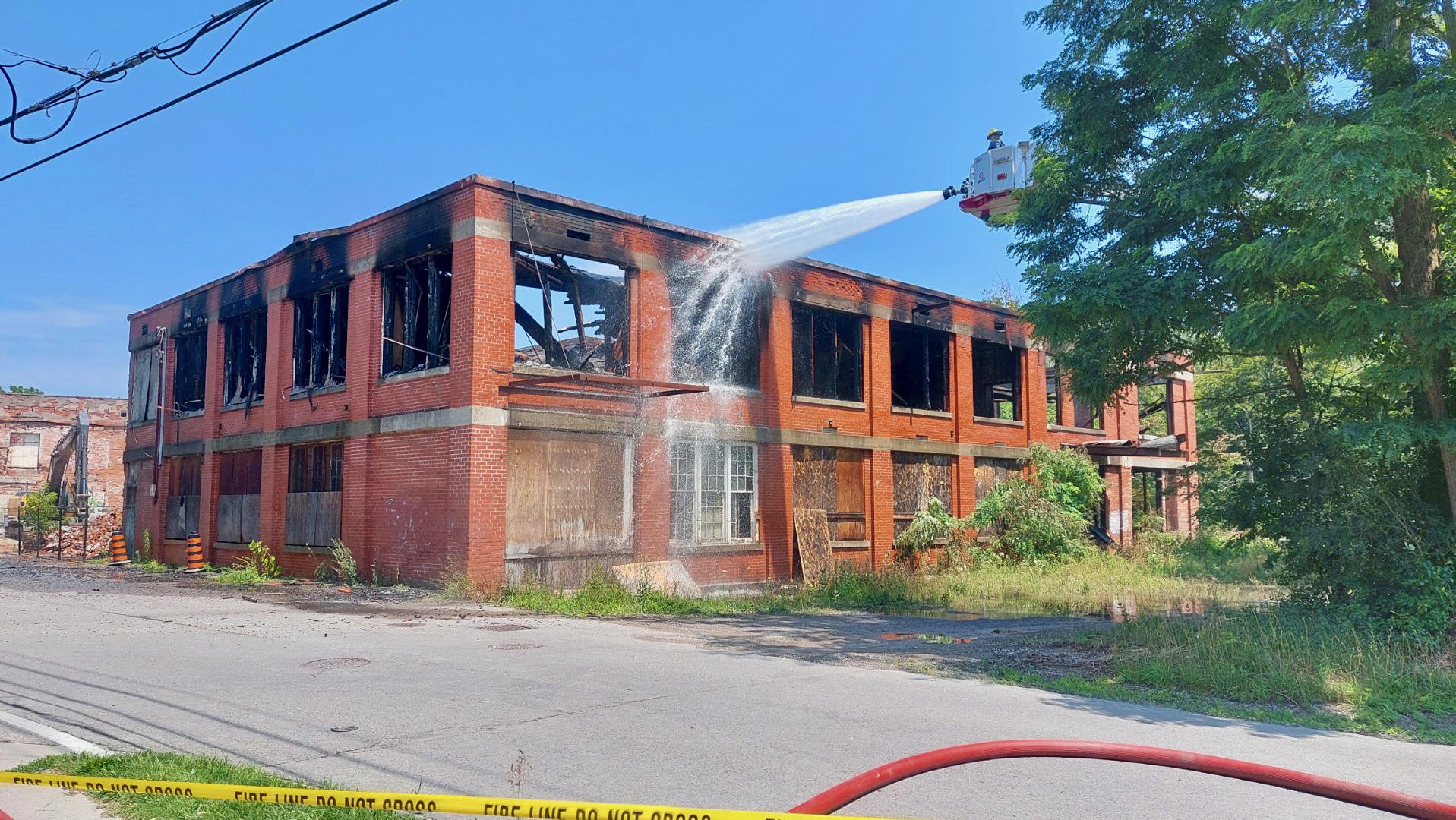 Офисът на пожарникарите на Онтарио разследва голям пожар който избухна