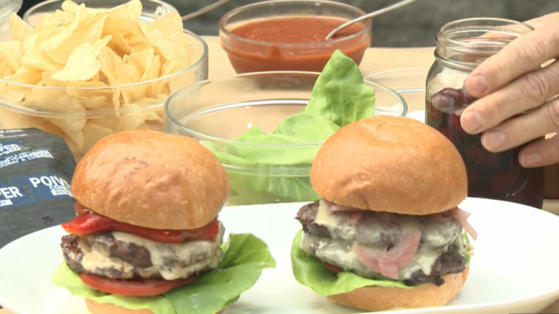 Сезонът на скара е Главният готвач Нед Бел е тук