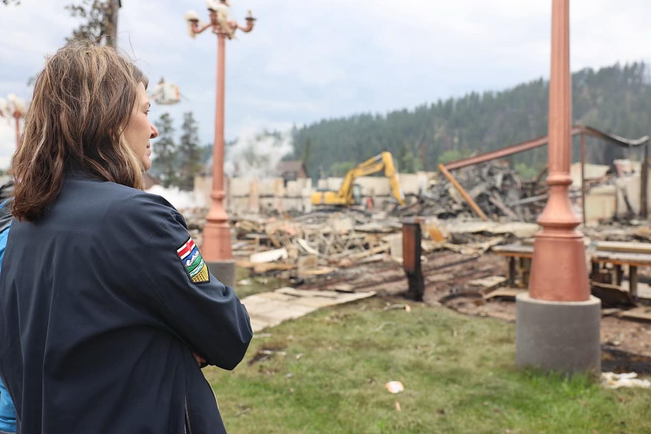 Danielle Smith wants bus tours for Jasper evacuees, temporary housing while they rebuild