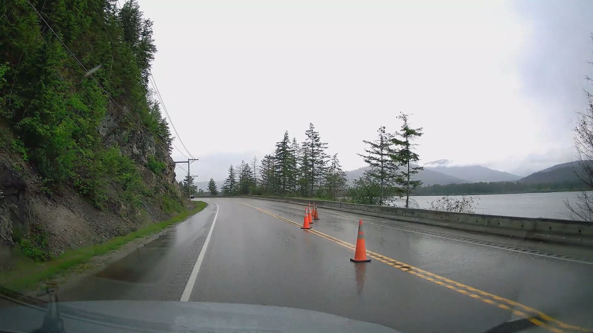 Предупреждението за евакуация причинено от горски пожар е отменено близо