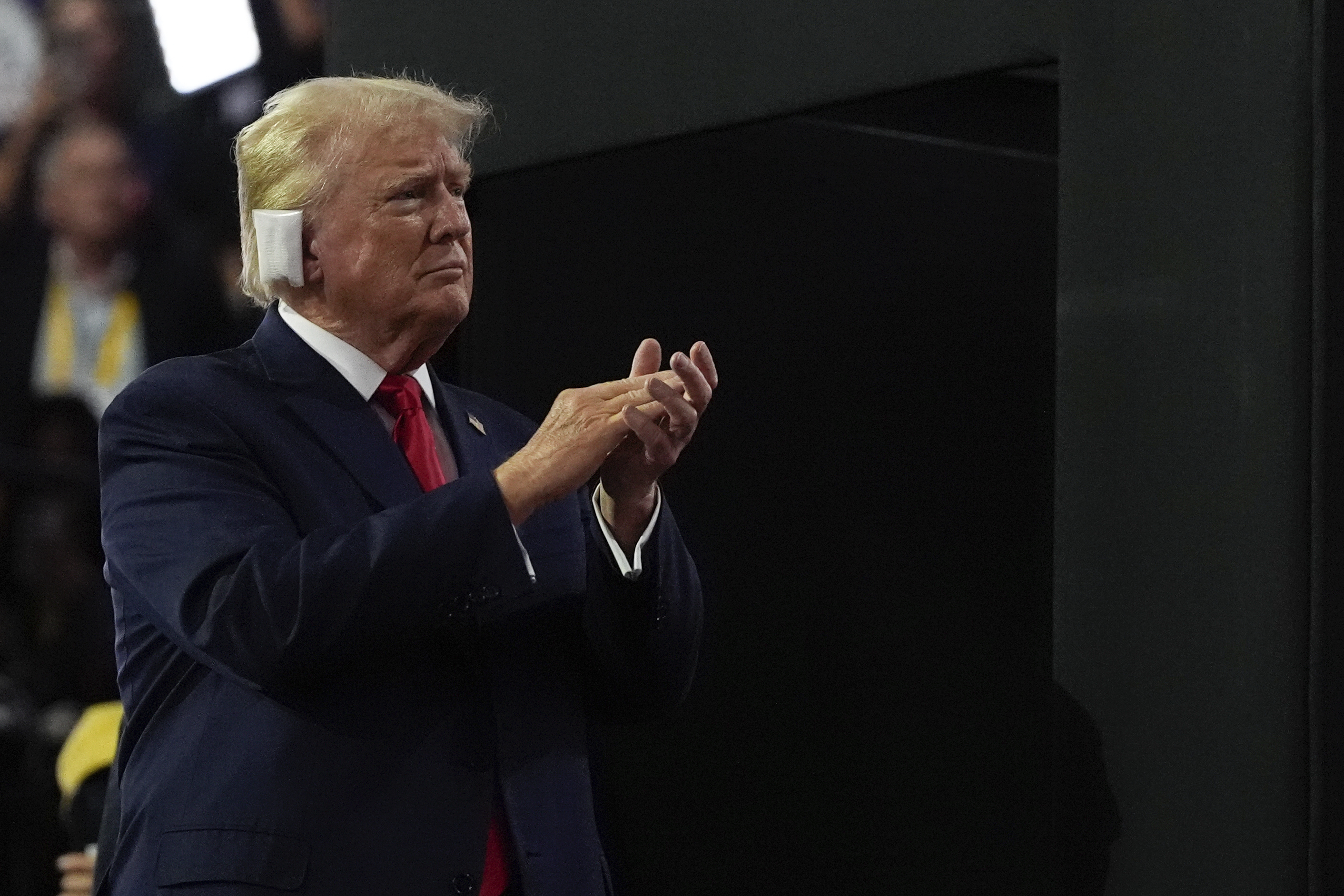 Куршумът който е ожулил ухото на Доналд Тръмп се е