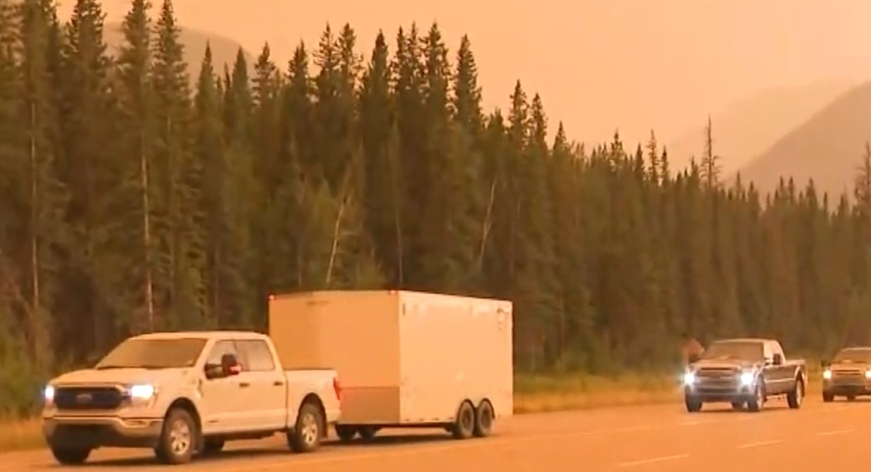 Двойка Оканаган е сред избягалите от разрушителния горски пожар в