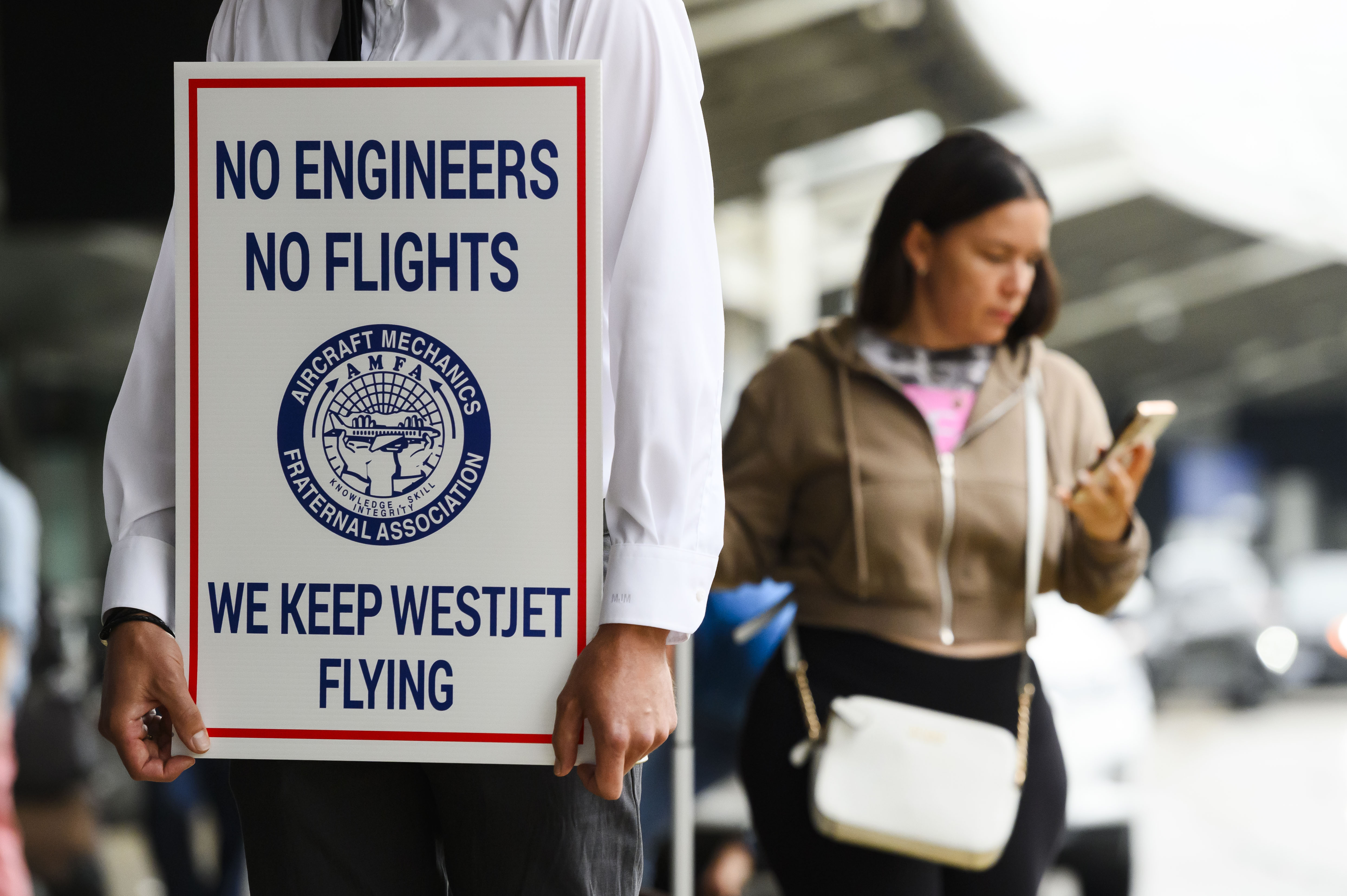 WestJet каза че е постигнала предварителна сделка със стачкуващите механици