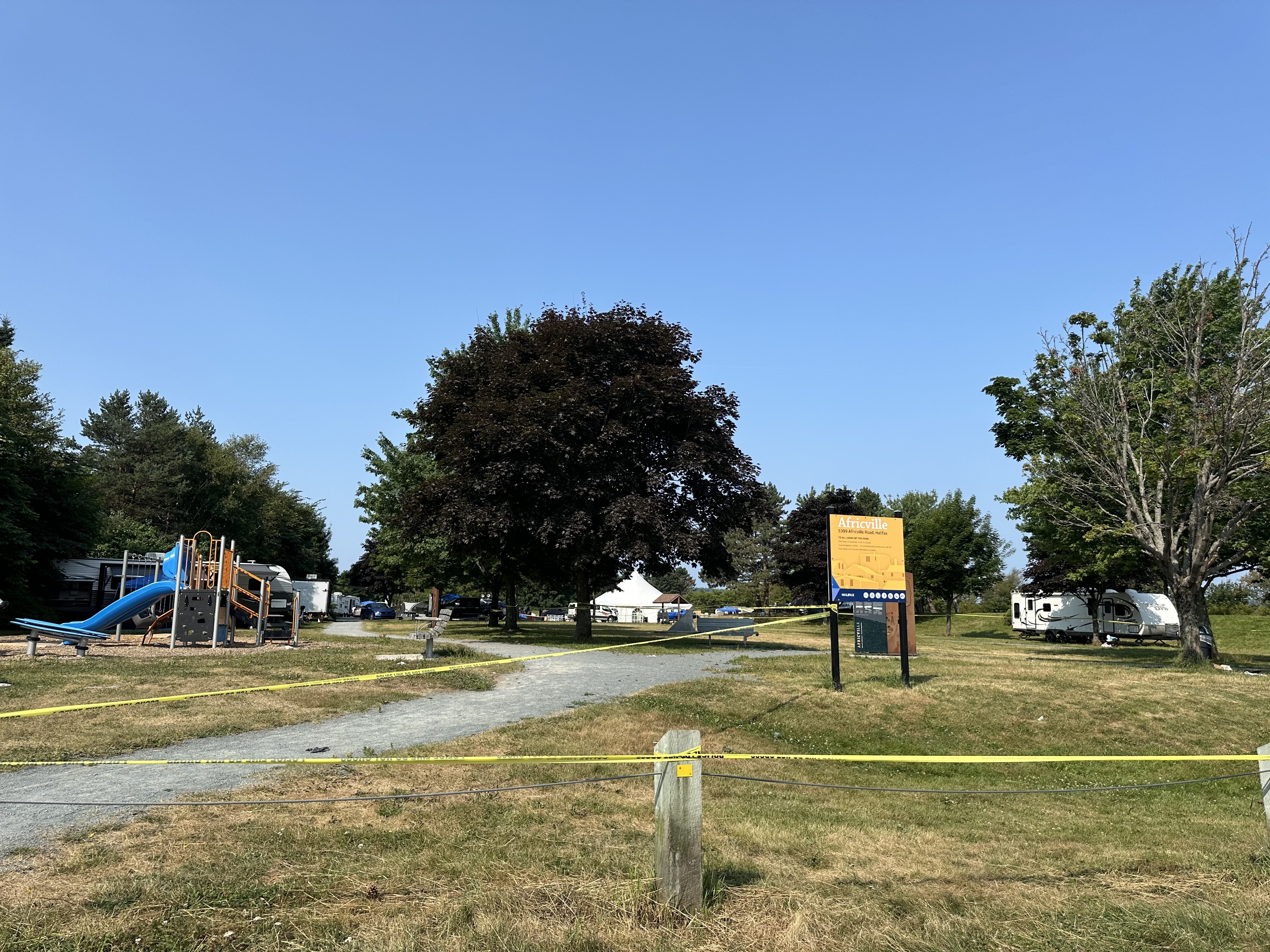 Над дузина организации на чернокожата общност както и министърът по