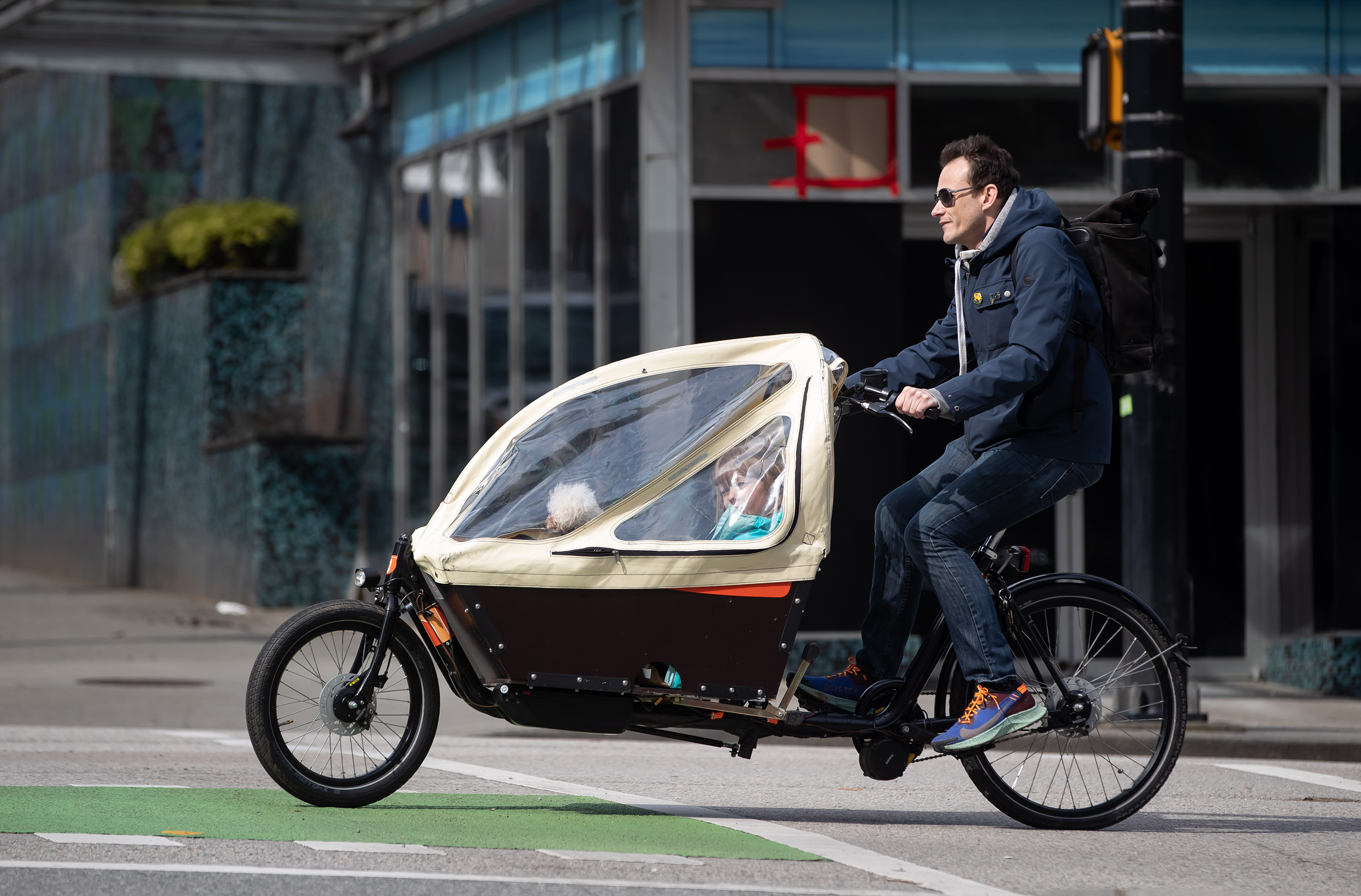 Докато федералното правителство се консултира със заинтересованите страни дали да